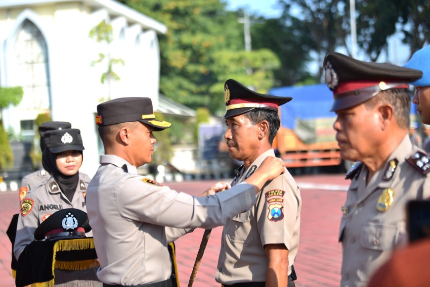 Pengabdian Terbaik, Dua Anggota Polres Gresik Diganjar Kenaikan Pangkat