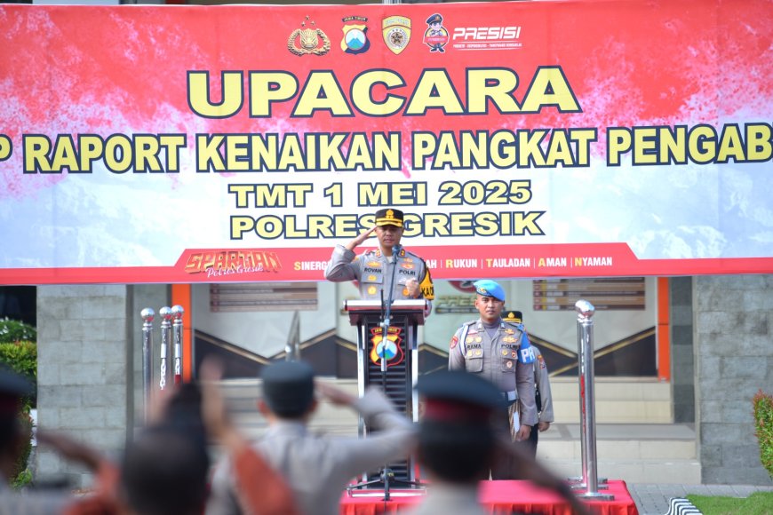 Pengabdian Terbaik, Dua Anggota Polres Gresik Diganjar Kenaikan Pangkat