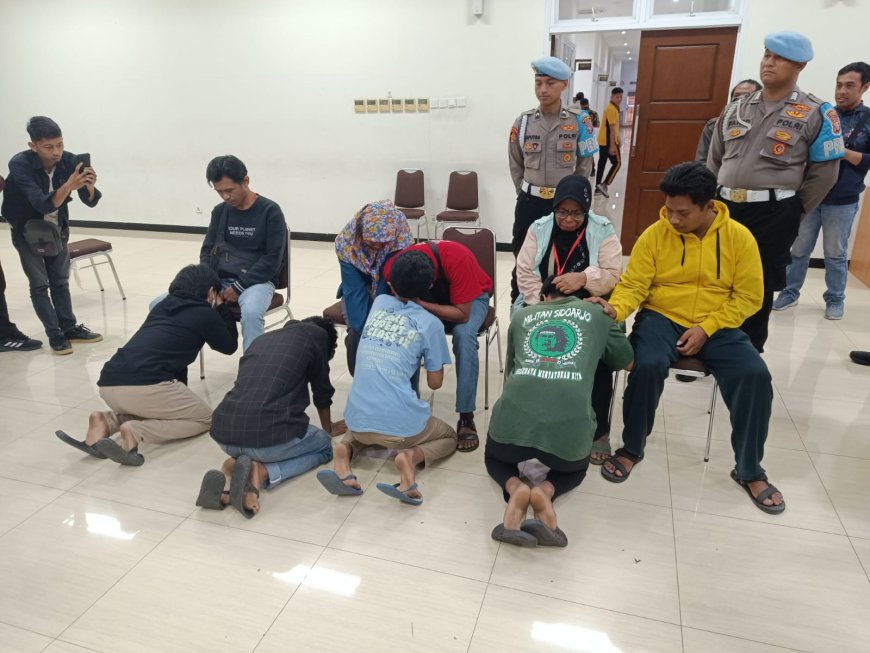Remaja jadi Anggota Gangster Diamankan, Sujud Menangis di Hadapan Orang Tua di Mapolres Gresik