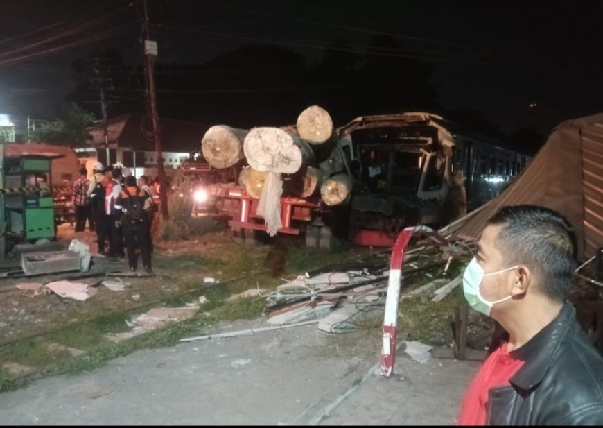 Kecelakaan KA Commuter Line Jenggala vs Truk Muat Kayu Log, Polres Gresik Periksa Empat Saksi Ahli