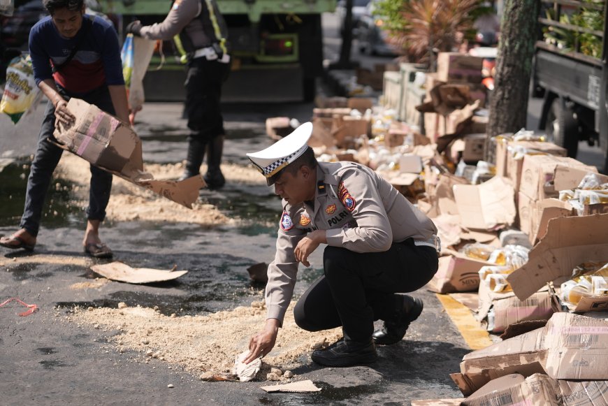 Aksi Tanggap Satlantas Polres Gresik Atasi Jalan Licin Akibat Tumpahan Minyak