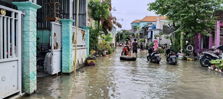 Banjir Luapan Sungai Bengawan Solo Gresik Jadi Wahana Anak-anak Bermain Air di Pemukiman