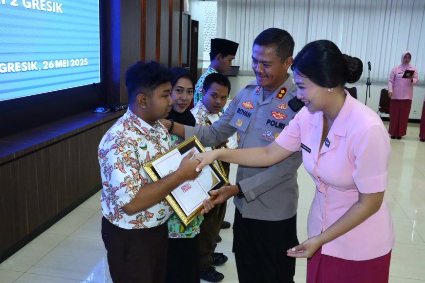Kapolres Gresik Berikan Penghargaan Kepada Guru dan Siswa SLB Kemala Bhayangkari 2 Gresik