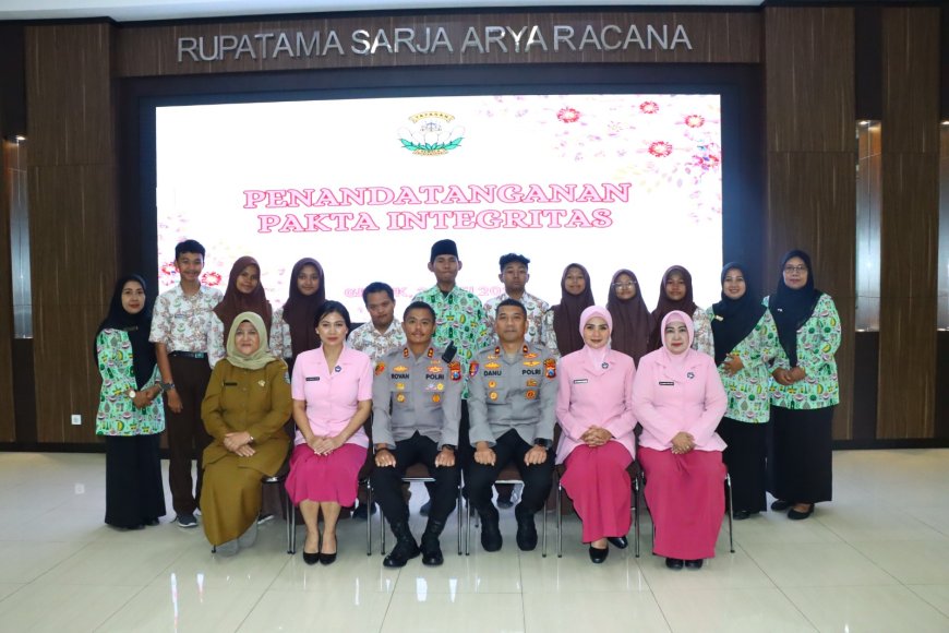 Kapolres Gresik Berikan Penghargaan Kepada Guru dan Siswa SLB Kemala Bhayangkari 2 Gresik