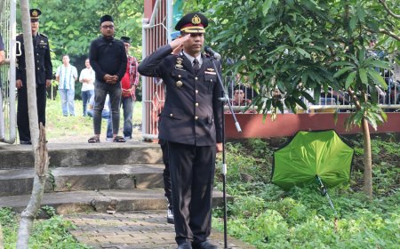 Beri Penghormatan Terakhir, Wakapolres Gresik Pimpin  Upacara Pemakaman Iptu Soleh