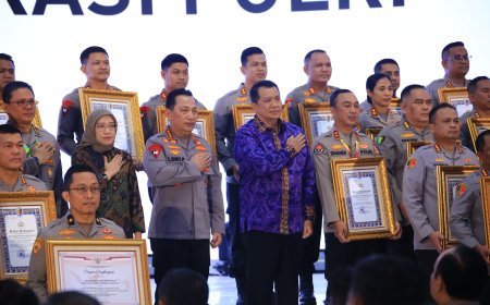 Kapolri Berikan Penghargaan Pembangunan Zona Integritas WBK Kepada Divisi Humas Polri