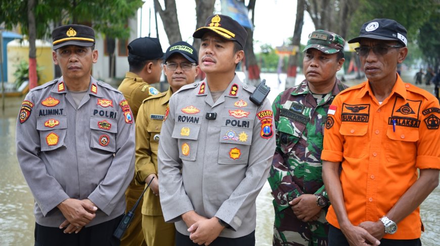 Bentuk Kepedulian, Kapolres Gresik Salurkan Bantuan Sosial bagi Warga Terdampak Banjir  di Benjeng