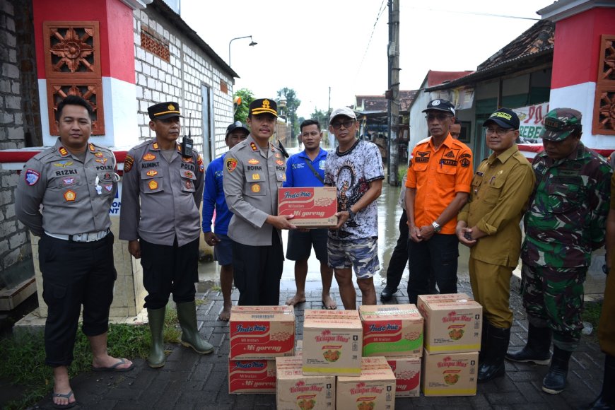 Bentuk Kepedulian, Kapolres Gresik Salurkan Bantuan Sosial bagi Warga Terdampak Banjir  di Benjeng