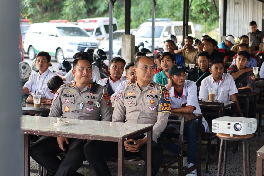 Satlantas Polres Gresik Sosialisasi Safety Driving Sambil Ngopi Bareng Driver Ambulans