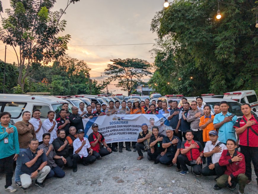 Satlantas Polres Gresik Sosialisasi Safety Driving Sambil Ngopi Bareng Driver Ambulans
