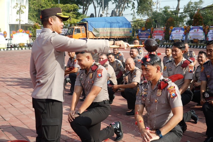 Kapolres Gresik Pimpin Upacara Korp Raport Kenaikan Pangkat di Mapolres Gresik, 59 Anggota Naik Pangkat