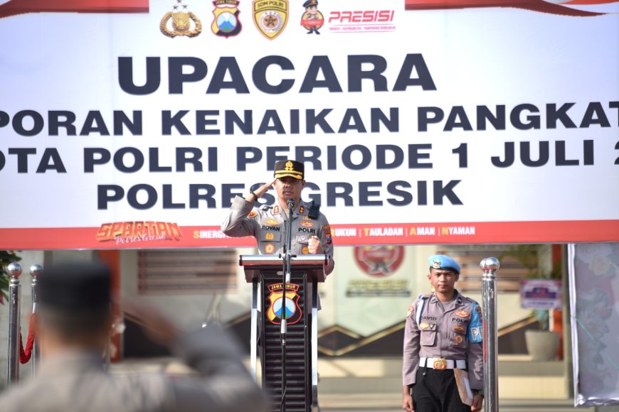 Kapolres Gresik Pimpin Upacara Korp Raport Kenaikan Pangkat di Mapolres Gresik, 59 Anggota Naik Pangkat