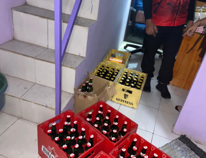 Polres Gresik Gerebek Penjual Miras Ilegal di Driyorejo, 171 Botol Miras Diamankan