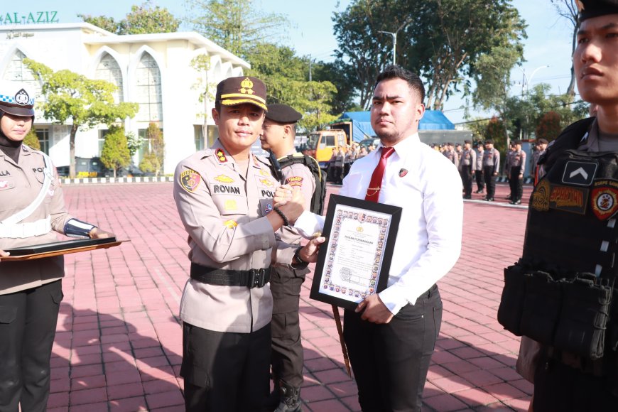 Kapolres Gresik Beri Penghargaan Personel Berprestasi