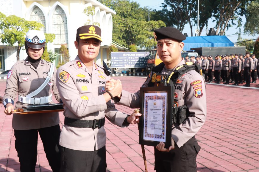 Kapolres Gresik Beri Penghargaan Personel Berprestasi