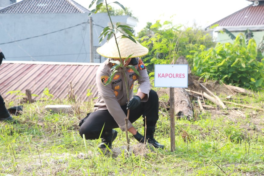 Genjot Swasembada Pangan, Polres Gresik Tanam Jagung Serentak di Lahan Semen Gresik di Randuagung