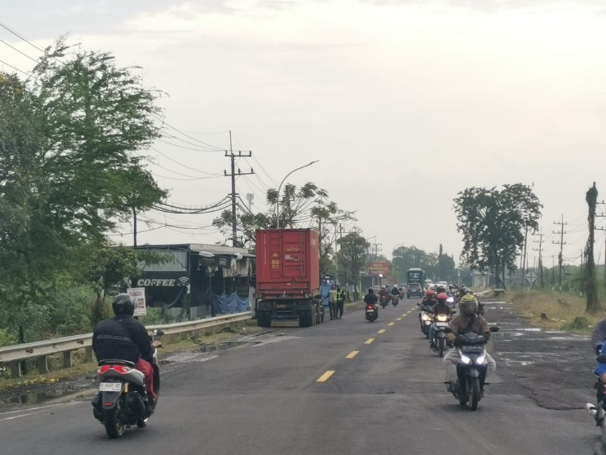 Polres Gresik Tilang Lima Truk Besar Bandel, Langgar Jam Operasional di Jalur Padat