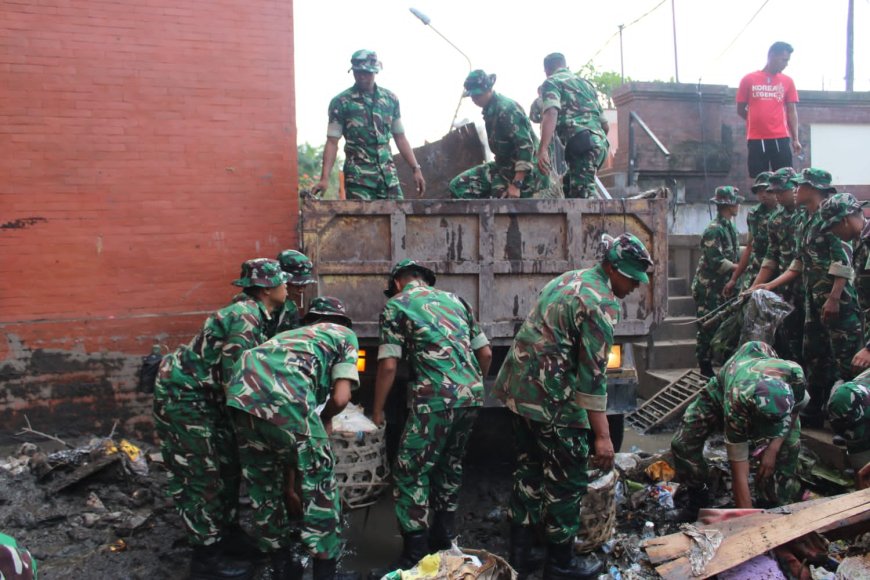 Pasca Banjir Bali, Kodam IX/Udayana Terjunkan Ratusan Prajurit Bantu Evakuasi dan Distribusi Bantuan