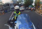 Sirine Ambulan Mati, Polisi Satlantas Gresik Sigap Buka Jalan Ambulans Bawa Pasien Darurat