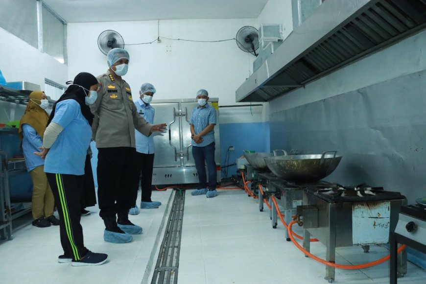 Polres Gresik Komitmen Jaga Kualitas dan Kebersihan Program Makanan Bergizi, Didampingi Itwasda Polda Jatim