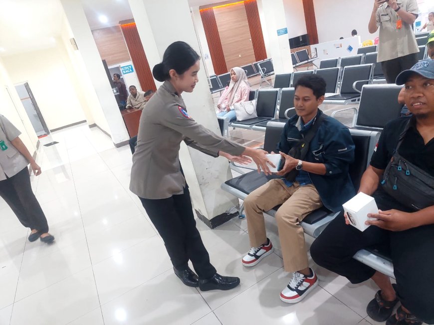 Satlantas Polres Gresik Wujudkan Pelayanan Humanis, Edukatif dan Transparan, Melalui Program "Polantas Menyapa"