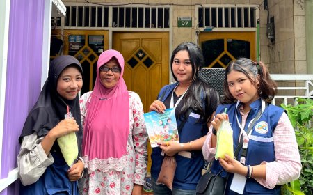 Mahasiswa KKN UTM Sosialisasikan QRIS kepada Pelaku UMKM Desa Manyarejo