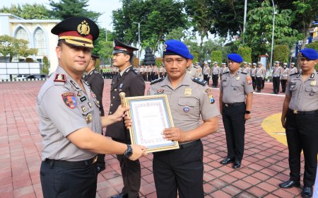 Kapolres Gresik Apresiasi Dedikasi Personel, 63 Anggota Terima Penghargaan dan Satyalancana
