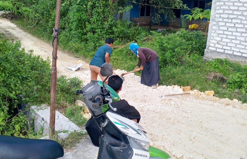 Tanpa Sentuhan Pemerintah Desa, Warga Krampon Terpaksa Perbaiki Jalan Poros Secara Swadaya