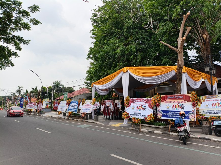 Karangan Bunga Ucapan Hari Pers Nasional Hiasi Balai Komunitas Wartawan Gresik di Bandargrisse