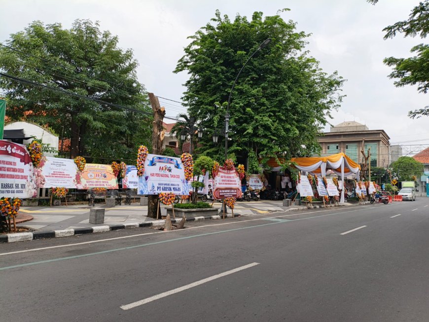 Karangan Bunga Ucapan Hari Pers Nasional Hiasi Balai Komunitas Wartawan Gresik di Bandargrisse