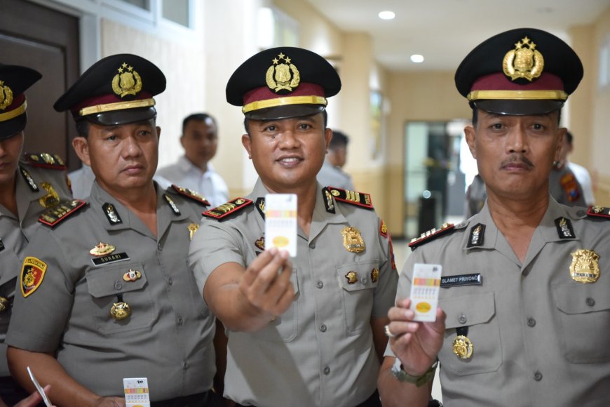Pastikan Bersih Narkoba, Polres Gresik Gelar Tes Urine Mendadak untuk 36 Personel