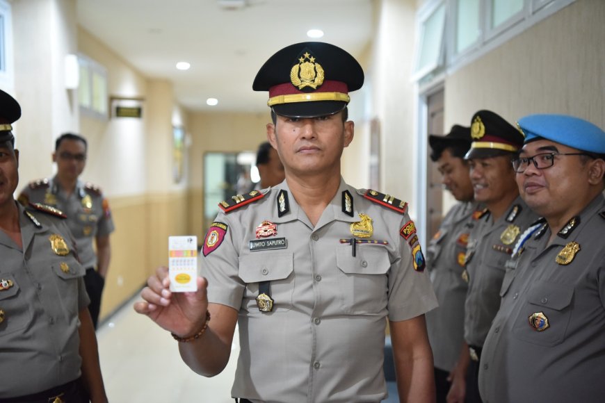 Pastikan Bersih Narkoba, Polres Gresik Gelar Tes Urine Mendadak untuk 36 Personel