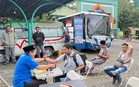 Ngabuburit Sambil Urus SIM, Layanan SIM Keliling Ramadan Satlantas Polres Gresik Diserbu Warga di Masjid Agung