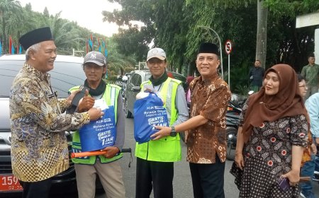 Dinas Pertanian Gresik Berbagi Berkah, Tebar 600 Paket Takjil ke Masyarakat
