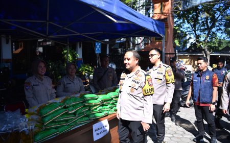 Polres Gresik Gelar Pasar Murah Gerakan Pangan Murah Polri, Beras dan Minyakita Diserbu Warga