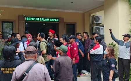 Dugaan OTT ‘Settingan’ Meledak, Ratusan Jurnalis Kepung Polda Jatim, Copot Kapolres, Bebaskan Amir!