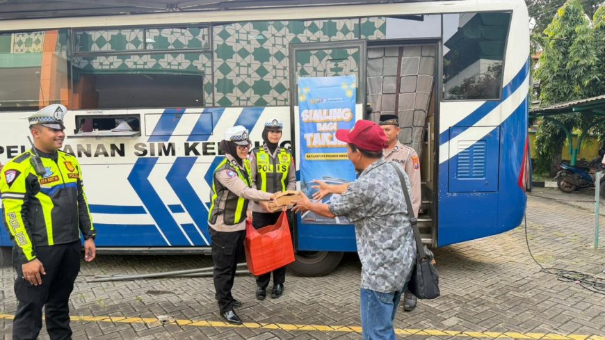 Ngabuburit Sambil Urus SIM, Layanan SIM Keliling Ramadan Satlantas Polres Gresik Diserbu Warga di Masjid Agung
