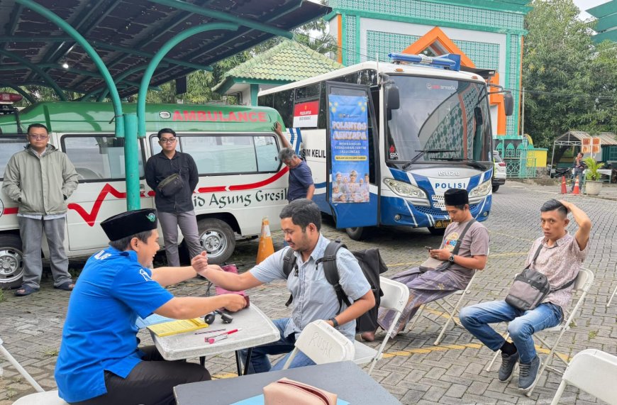 Ngabuburit Sambil Urus SIM, Layanan SIM Keliling Ramadan Satlantas Polres Gresik Diserbu Warga di Masjid Agung