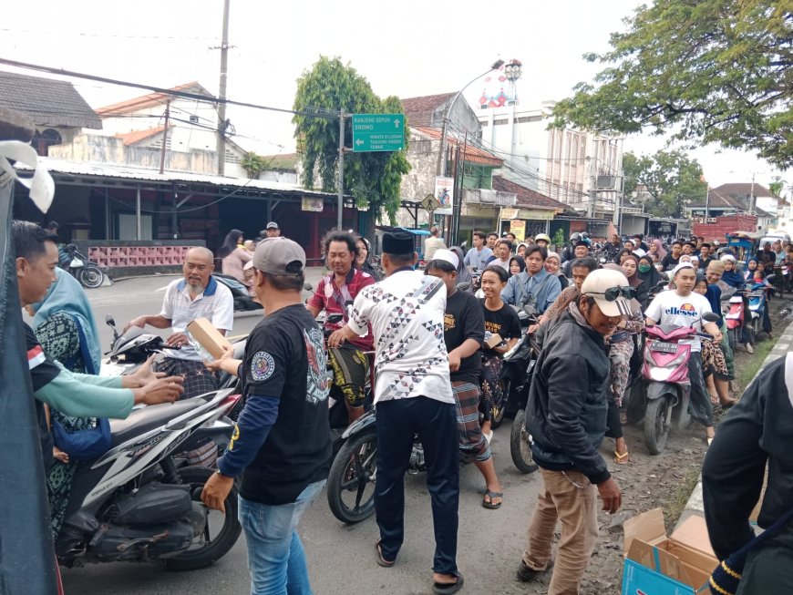 Aksi Sosial Laskar Pantura Daendels, Bagikan 100 Paket Takjil Hasil Swadaya Anggota