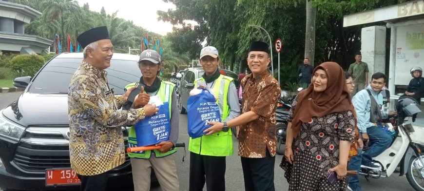 Dinas Pertanian Gresik Berbagi Berkah, Tebar 600 Paket Takjil ke Masyarakat