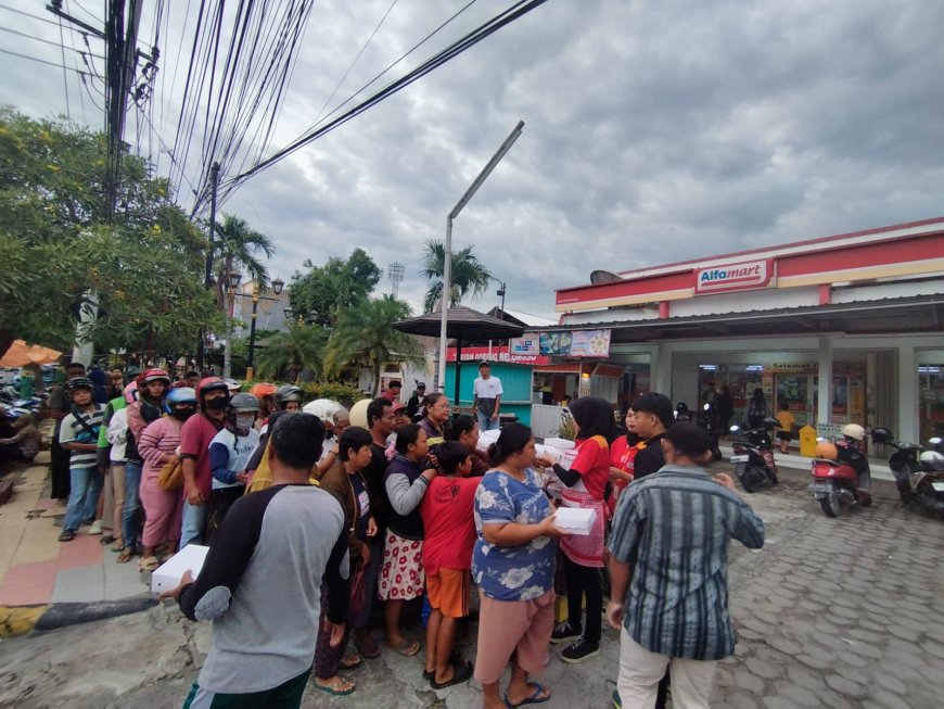 Warga Madiun Manfaatkan Program Warteg Gratis Alfamart