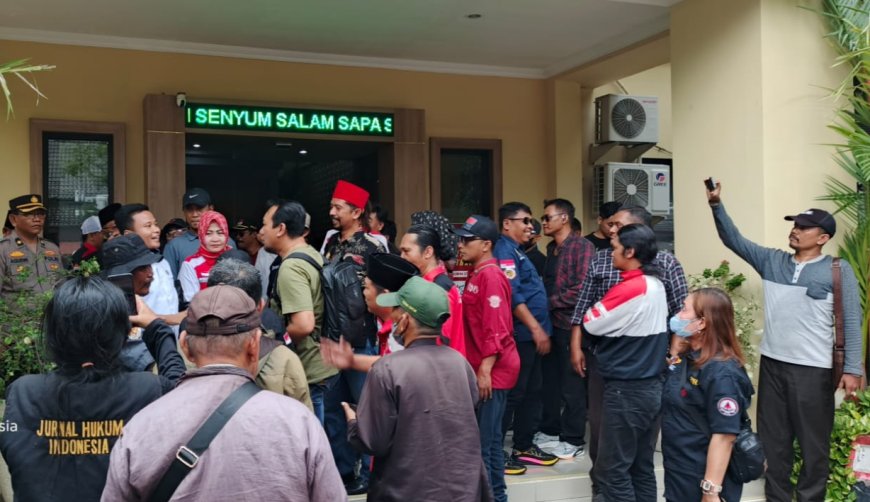 Dugaan OTT ‘Settingan’ Meledak, Ratusan Jurnalis Kepung Polda Jatim, Copot Kapolres, Bebaskan Amir!