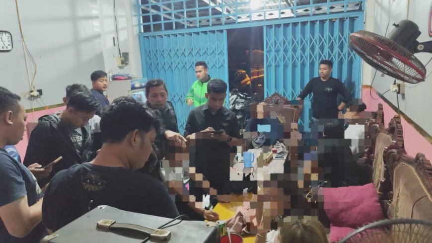 Polres Gresik Amankan 16 Orang dan Puluhan Botol Miras di Cerme, Respons Aduan “Cak Rama"