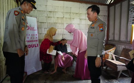 Polri Untuk Masyarakat : Kapolres Bojonegoro Beri Bantuan Anak  Difabel