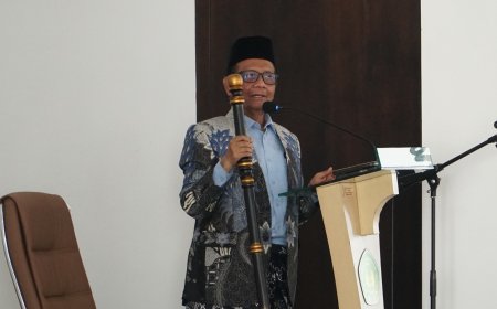 Mahfud MD Pimpin Sholat Jumat di Unisda Lamongan, Syiarkan Pesan Persatuan