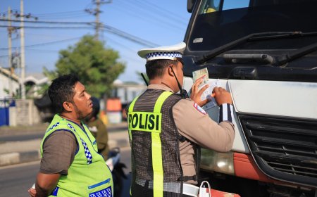 Polres Gresik Tindak Tegas Truk Nakal Langgar Jam Operasional di Pantura, Pelanggar Diputar Balik dan Diberikan Sanksi