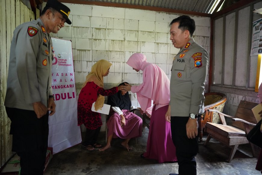 Polri Untuk Masyarakat : Kapolres Bojonegoro Beri Bantuan Anak  Difabel