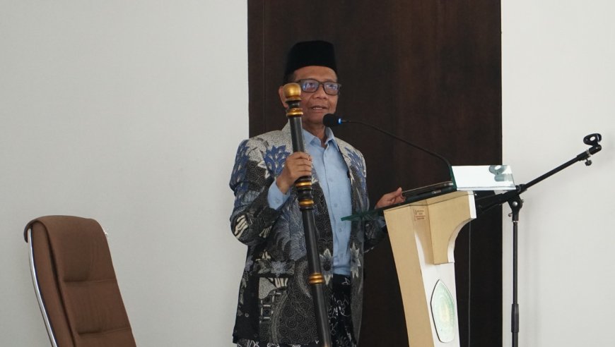 Mahfud MD Pimpin Sholat Jumat di Unisda Lamongan, Syiarkan Pesan Persatuan