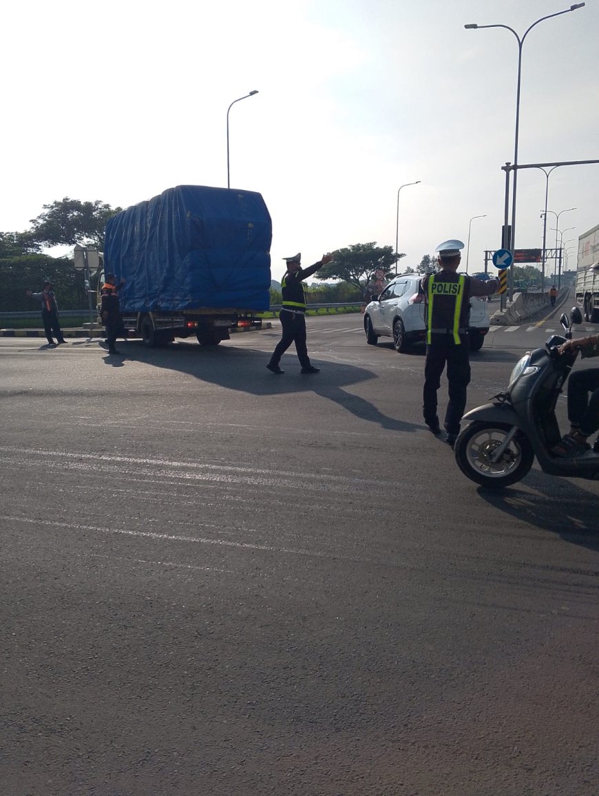Polres Gresik Tindak Tegas Truk Nakal Langgar Jam Operasional di Pantura, Pelanggar Diputar Balik dan Diberikan Sanksi