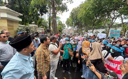 Gelar Aksi, Warga Gresik Minta Program MBG Tetap Berjalan